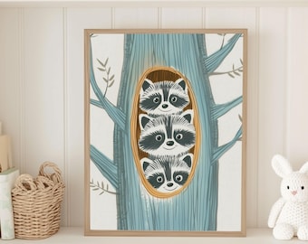 Può includere: Una stampa artistica incorniciata con tre procioni annidati in una cavità di un albero. L'opera d'arte ha una tavolozza di colori blu chiaro e marrone, con i volti dei procioni e i dettagli dell'albero chiaramente visibili. La stampa è esposta su una mensola bianca.