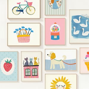 Może przedstawiać: Kolekcja oprawionych wydruków artystycznych z fantazyjnymi ilustracjami. Wydruki obejmują rower, kosz kwiatów, automat do gumy do żucia, łabędzie, koty na dachu, psa na smyczy, truskawkę i uśmiechnięte słońce.