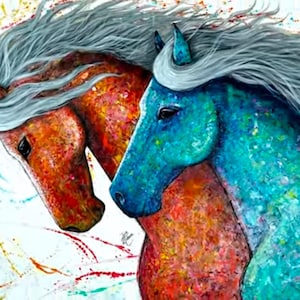 Puede incluir: Pintura art&iacute;stica de dos caballos con crines plateadas fluidas. Uno es de color rojo anaranjado vibrante, el otro turquesa brillante. El fondo presenta salpicaduras de pintura coloridas, creando una obra de arte din&aacute;mica y expresiva.