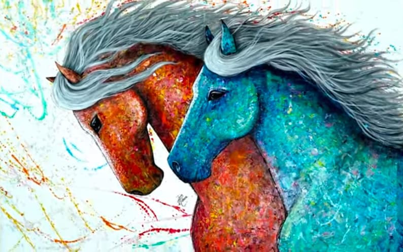 Puede incluir: Pintura art&iacute;stica de dos caballos con crines plateadas fluidas. Uno es de color rojo anaranjado vibrante, el otro turquesa brillante. El fondo presenta salpicaduras de pintura coloridas, creando una obra de arte din&aacute;mica y expresiva.
