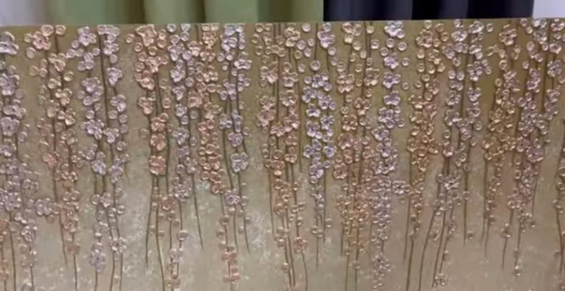 Puede incluir: Arte mural abstracto con un dise&ntilde;o texturizado de flores en cascada en tonos dorados, plateados y bronce. La obra de arte tiene un fondo neutro y un efecto tridimensional, creando una est&eacute;tica moderna y elegante.