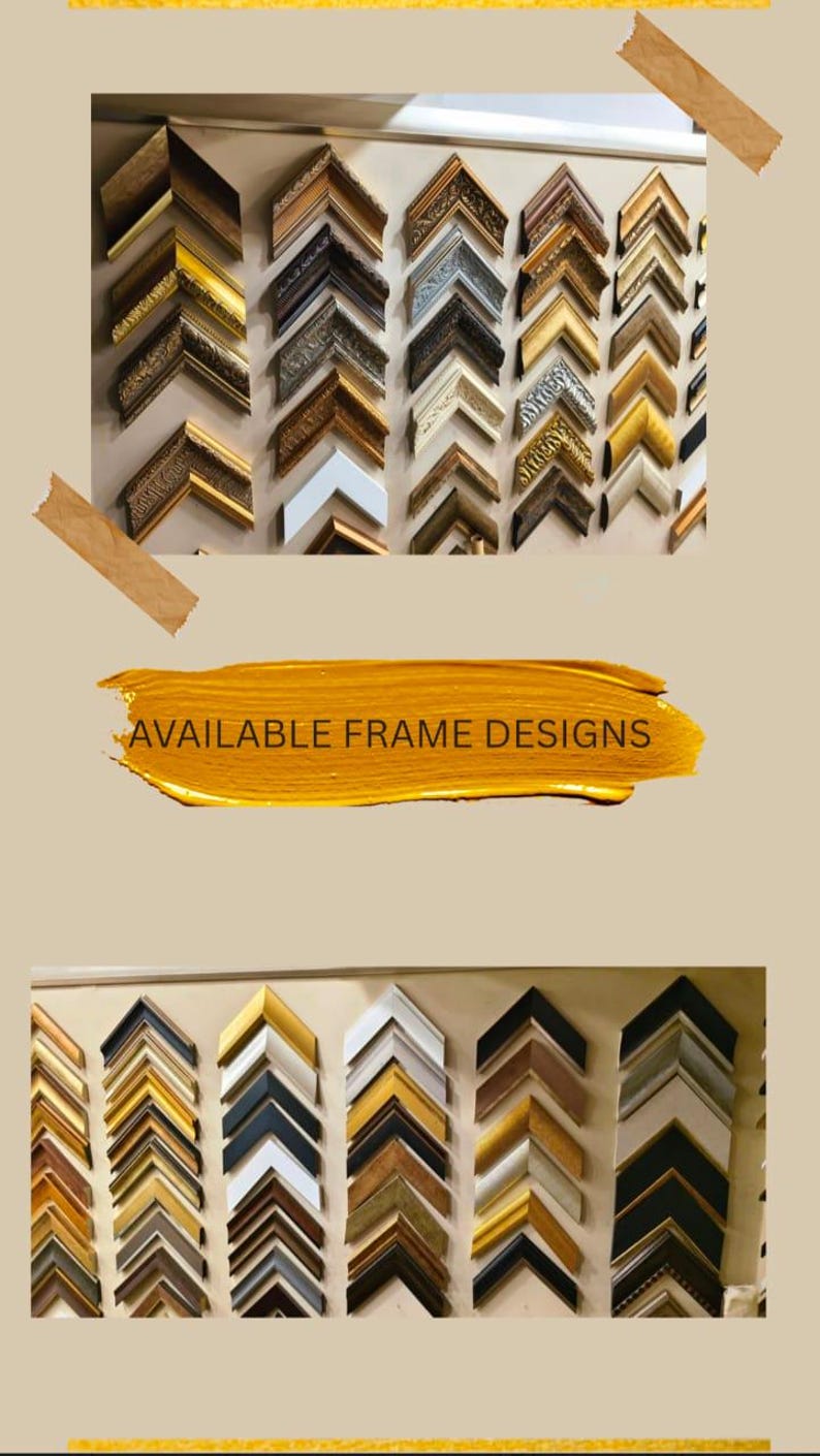 Puede incluir: Exhibici&oacute;n de varias muestras de esquinas de marcos de fotos en oro, plata, negro, blanco y marr&oacute;n. Los marcos tienen dise&ntilde;os ornamentados y sencillos. El texto "AVAILABLE FRAME DESIGNS" se muestra en dorado.