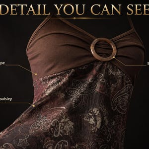 Op de afbeelding: Een bruine mouwloze top met een opvallende ring in het midden van de halslijn, een zachte drapering en een geprinte paisley-textuur. De afbeelding bevat de tekst DETAIL YOU CAN SEE, Soft drape, Statement ring front en Printed paisley texture.