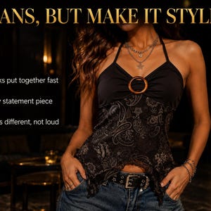 Op de afbeelding: Een zwarte haltertop met een houten ring in het midden van de halslijn en een donkergrijs paisley-patroon op het onderste gedeelte. De tekst JEANS, BUT MAKE IT STYLED staat bovenaan, met opsommingstekens voor de kenmerken aan de linkerkant.