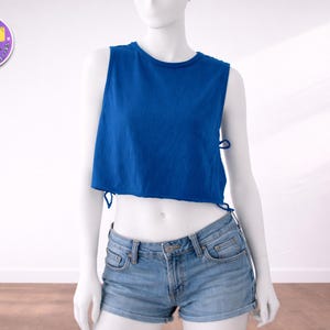 Op de afbeelding: Een set van drie keramische nestkommen in blauwe, groene en witte tinten. De kommen hebben een gespikkelde glazuur en een eenvoudig, modern ontwerp. De grootste kom heeft een diameter van ongeveer 18 cm.