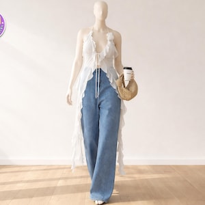 Könnte beinhalten: Eine Schaufensterpuppe trägt ein weißes Haltertop mit Rüschen und eine blaue Jeans mit weitem Bein. Die Schaufensterpuppe hält eine Kaffeetasse und eine kleine gewebte Tasche. Das Outfit wird vor einem neutralen Hintergrund präsentiert.