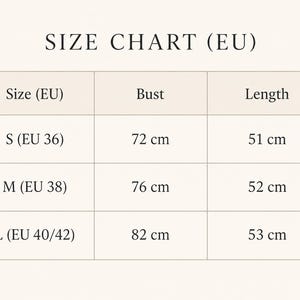 Op de afbeelding: Een maattabel met het opschrift SIZE CHART (EU) met kolommen voor Size (EU), Bust en Length. De rijen tonen de maten S (EU 36) met 72 cm en 51 cm, M (EU 38) met 76 cm en 52 cm, en L (EU 40/42) met 82 cm en 53 cm in centimeters.