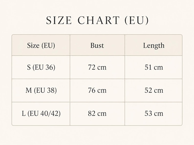 Op de afbeelding: Een maattabel met het opschrift SIZE CHART (EU) met kolommen voor Size (EU), Bust en Length. De rijen tonen de maten S (EU 36) met 72 cm en 51 cm, M (EU 38) met 76 cm en 52 cm, en L (EU 40/42) met 82 cm en 53 cm in centimeters.