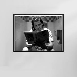 Pulp Fiction Filmposter, John Travolta Poster, Lustig Badezimmer, Lustige Badezimmer Wandkunst, Schwarz und Weiß, Restroom Dekor, Digital Download