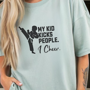 Lustiges Kampfkunst-Eltern-Shirt, mein Kind tritt Leute, die ich jubeln T-Shirt, Karate Mom Hype Crew, BJJ MMA Geschenk für Eltern, Taekwondo Dad Top