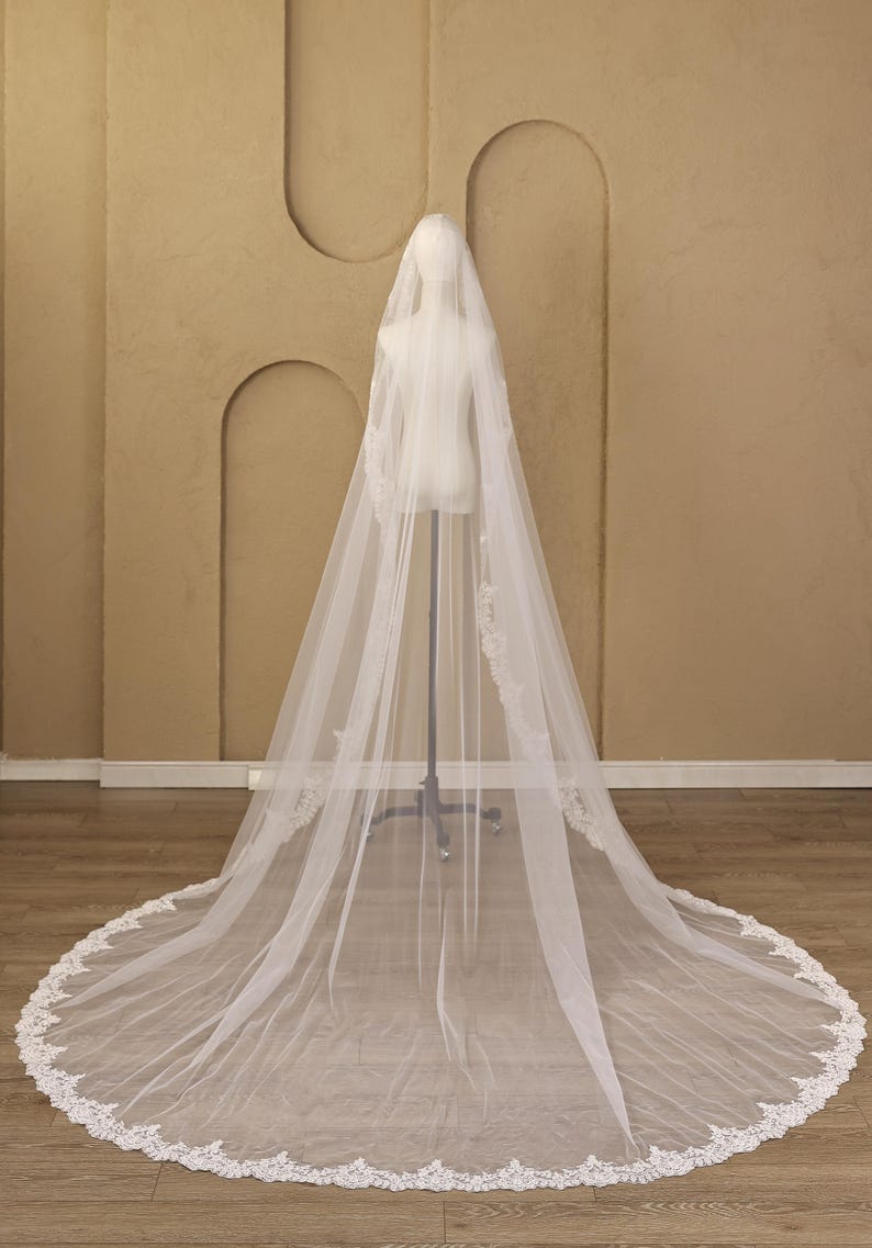 Velo Mantilla con Borde de Encaje • Velo Blanco Marfil para Boda • Velo de Novia Catedral con Peine • Velo Clásico de Novia con Apliques Bordados Vintage imagen 5