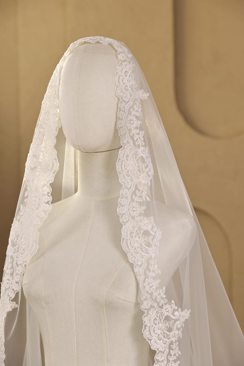 Velo Mantilla con Borde de Encaje • Velo Blanco Marfil para Boda • Velo de Novia Catedral con Peine • Velo Clásico de Novia con Apliques Bordados Vintage imagen 2