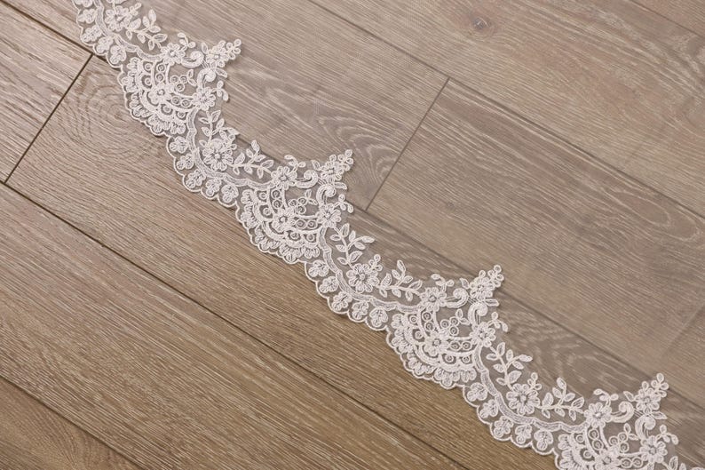 Velo Mantilla con Borde de Encaje • Velo Blanco Marfil para Boda • Velo de Novia Catedral con Peine • Velo Clásico de Novia con Apliques Bordados Vintage imagen 8