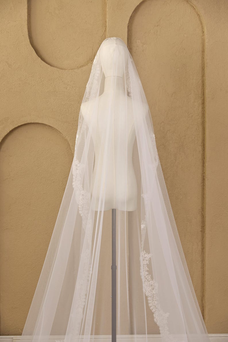 Velo Mantilla con Borde de Encaje • Velo Blanco Marfil para Boda • Velo de Novia Catedral con Peine • Velo Clásico de Novia con Apliques Bordados Vintage imagen 6