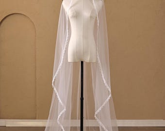 Brautschleier im Mantilla-Stil mit Spitzenbesatz, schlichter einlagiger Tüllschleier mit gewelltem Spitzenrand für kirchliche Trauungen, maßgefertigter langer Brautschleier