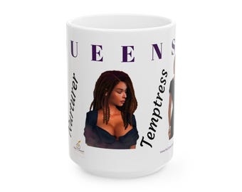 Puede incluir: Taza de cerámica blanca con la palabra "QUEEN" en letras moradas y las palabras "Nurturer" y "Temptress" en letras negras. La taza presenta una ilustración en blanco y negro de una mujer con el pelo largo y oscuro.