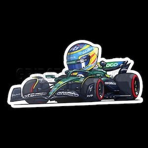 Può includere: Un'illustrazione di un pilota di Formula 1 in un'auto da corsa verde e nera. La macchina ha i loghi "Aramco" e "Valvoline". Il pilota indossa un casco blu e giallo con il nome "Aston Martin" su di esso.