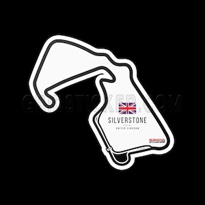 Puede incluir: Una pegatina blanca con un contorno negro del circuito de Silverstone en el Reino Unido. La pegatina incluye el texto "Silverstone" y "Reino Unido" y una pequeña bandera del Reino Unido.