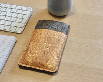 Handytasche aus Filz und Kork mit goldfarbenem Muster, passend für dein Handy