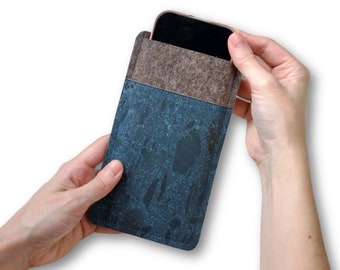 Handyhülle für iPhone 15 / 15 Pro, aus petrolfarbenem Kork und Filz