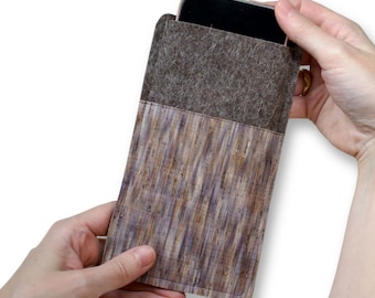 Kork Handyhülle für iPhone 14 / 14 Pro, aus Filz und gemustertem Kork mit goldfarbenen Akzenten