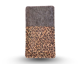 Handytasche aus Filz Kork mit Leomuster, passend für dein Handy