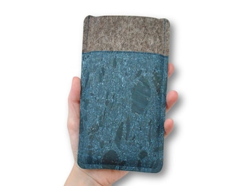 Maßangefertigte Handyhülle aus petrolfarbenem Kork und Filz, passend für JEDES Handymodell