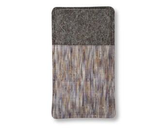 Handyhülle aus Kork und Filz, gemustert mit goldfarbenen Akzenten, passend angefertigt für JEDES Handymodell