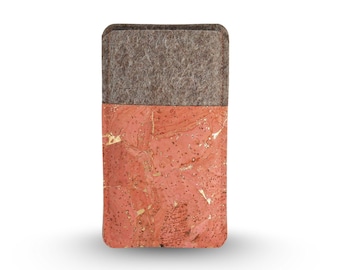 Maßgefertigte Handytasche aus Wollfilz & Kork in Koralle - handgemachte Handyhülle mit goldenem Muster - langlebig und robust