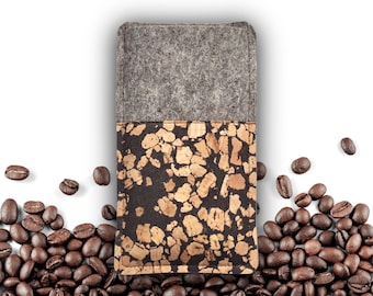 Handyhülle aus Kork mit Kaffee und Filz, mit Fleckenmuster, maßgeschneidert