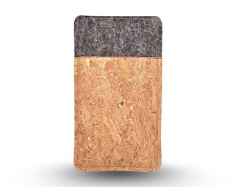 Handytasche aus Filz und Kork mit goldfarbenem Muster, passend für dein Handy