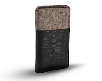 Handyhülle aus Filz und Kork mit Schlangenprägung, maßgeschneidert