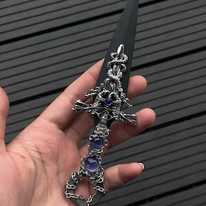 Demon&#39;s Eye Allzweckmesser - Handgefertigte Klinge mit Saphir-Akzent, gotisches Multi-Tool zum Öffnen von Verpackungen und Sammler