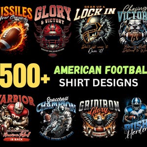 Può includere: Una collezione di design di magliette di football americano con grafiche audaci. I design presentano palloni da football, caschi e frasi come "Glory & Victory" e "Chasing Victory". L'immagine mostra anche il testo "500+ American Football Shirt Designs."