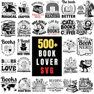 Op de afbeelding: Een verzameling zwart-witte SVG-ontwerpen met boeken als thema. De ontwerpen bevatten citaten, illustraties van boeken en andere leesgerelateerde afbeeldingen. Het centrale ontwerp luidt "500+ BOOK LOVER SVG".