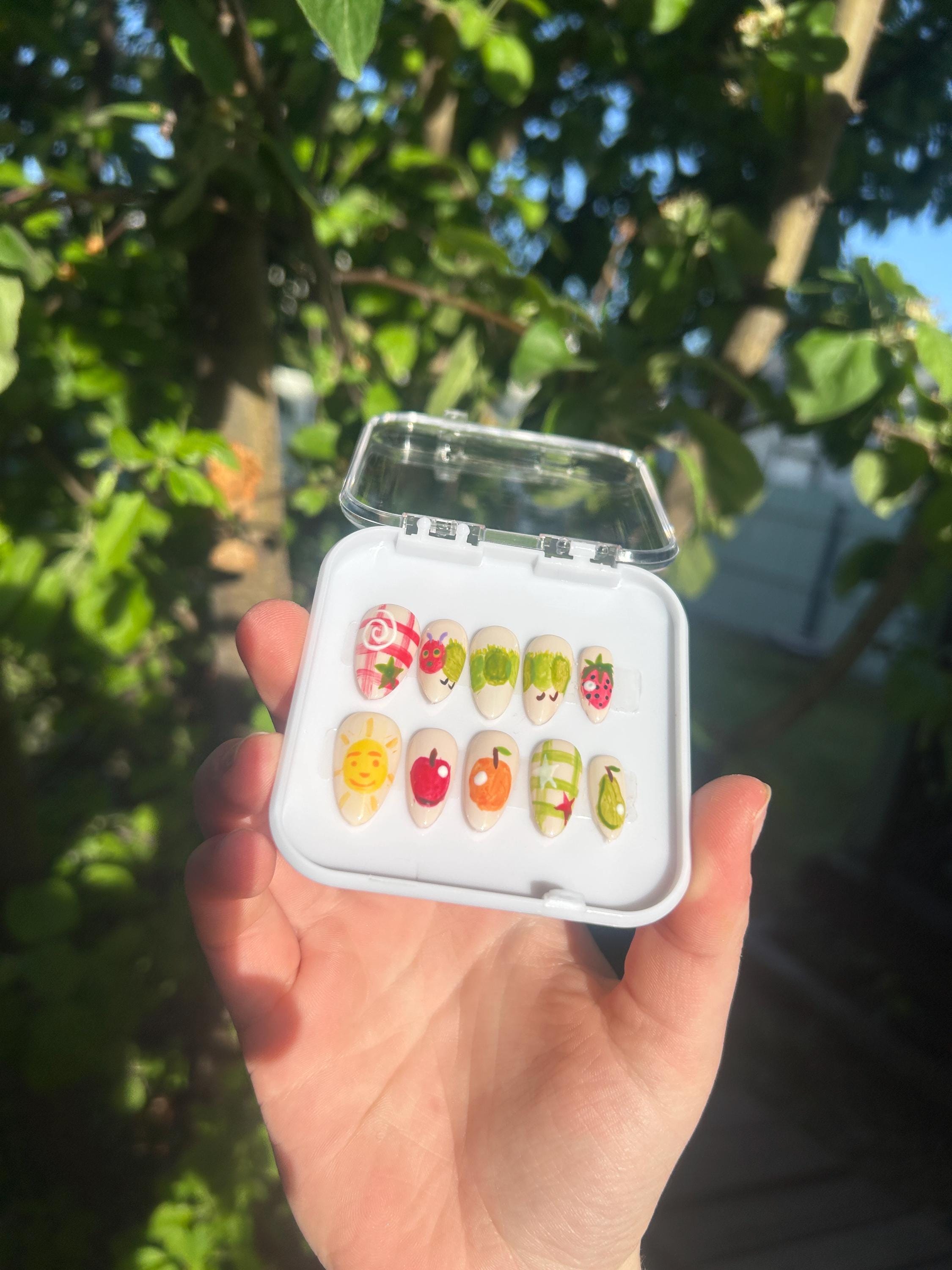 hungrige Raupe Nägel