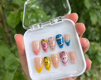 kleine Miss auf Nägel drücken