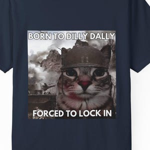 T-shirt drôle de chat de Zazzle.be Liste d&#39;envies Vous avez des idées ? T-shirt chat Dally né à Dilly personnalisé | T-shirt unisexe viral pour fans de Meme | Cadeau pour les amoureux des chats | T-shirt graphique Lazy Cat