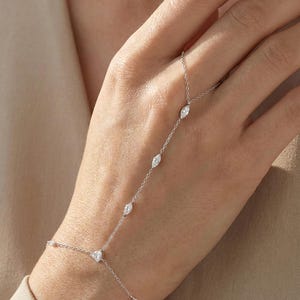 Pulsera de dedo ajustable delicada con cadena de mano de circonita marquesa en plata esterlina