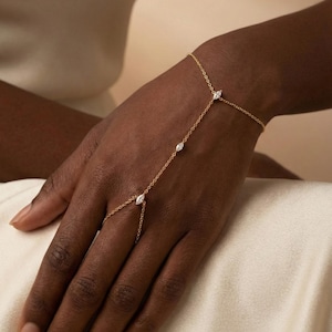 Cadena de mano de plata de ley 925 con circonita marquesa y baño de oro.