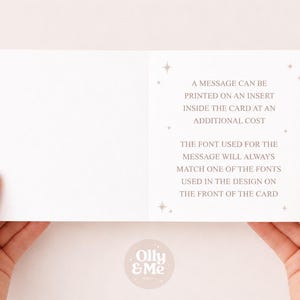 Op de afbeelding: Een witte wenskaart met tekst aan de rechterkant die luidt: A MESSAGE CAN BE PRINTED ON AN INSERT INSIDE THE CARD AT AN ADDITIONAL COST. THE FONT USED FOR THE MESSAGE WILL ALWAYS MATCH ONE OF THE FONTS USED IN THE DESIGN.