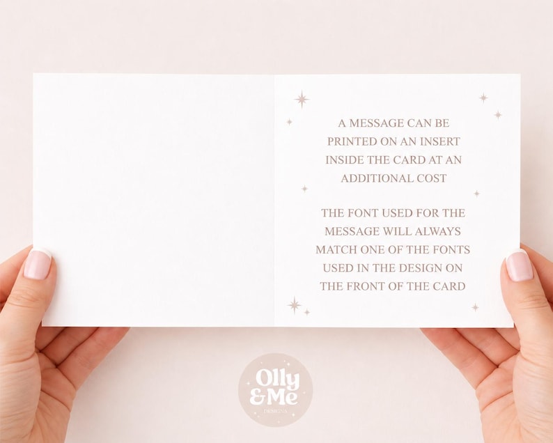 Op de afbeelding: Een witte wenskaart met tekst aan de rechterkant die luidt: A MESSAGE CAN BE PRINTED ON AN INSERT INSIDE THE CARD AT AN ADDITIONAL COST. THE FONT USED FOR THE MESSAGE WILL ALWAYS MATCH ONE OF THE FONTS USED IN THE DESIGN.