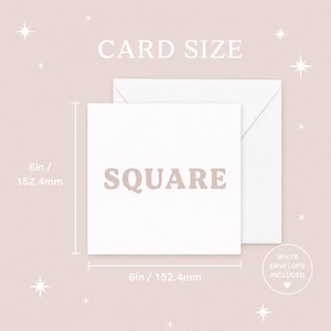 Op de afbeelding: Een vierkante witte wenskaart met het woord SQUARE in lichtbruine letters. De kaart meet 152,4 mm bij 152,4 mm en wordt geleverd met een witte envelop. De tekst CARD SIZE staat erboven weergegeven met bijbehorende maatlijnen.