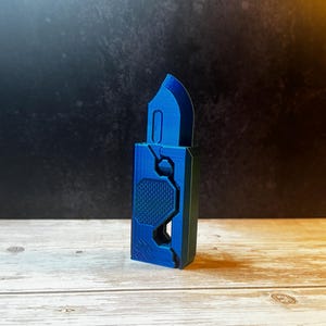 Gravity fidget knife