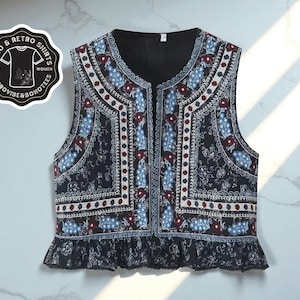 Débardeur brodé | Gilet sans manches bohème | Conception de motifs floraux | Superposition à l'ourlet à volants | Tenue de festival superposée