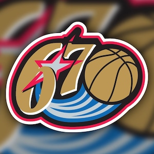 Op de afbeelding: Een sticker met een basketbal en het nummer 67. Het ontwerp bevat het gouden nummer 67, een basketbal, een rode bliksemschicht en een ster. De sticker heeft een zwarte rand met een witte omtrek.