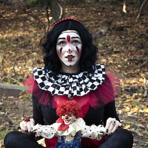 Karierter Clown Halskragen Halsband drei-lagig rot schwarz weiß Halsmanschette Clowncore Zirkus Cosplay Karneval Halloween Kostüm Harlekin Rüschen