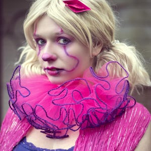 Benutzerdefinierte Farbe Tüllkragen Paspelierte getrimmte Krawatten-Verstellbarer clowncore-Clownkragen gekräuseltes viktorianisches Halloween-Kostüm Pierrot Cosplay