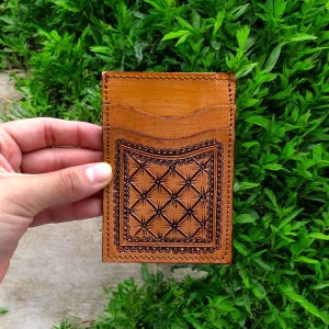 Porte-cartes magnétique en cuir repoussé