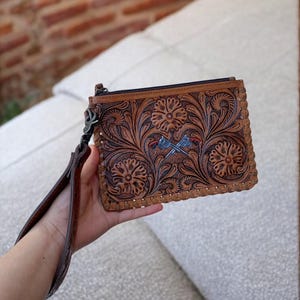Cartera de cuero repujado con diseño de tarjetas - Lujo artesanal
